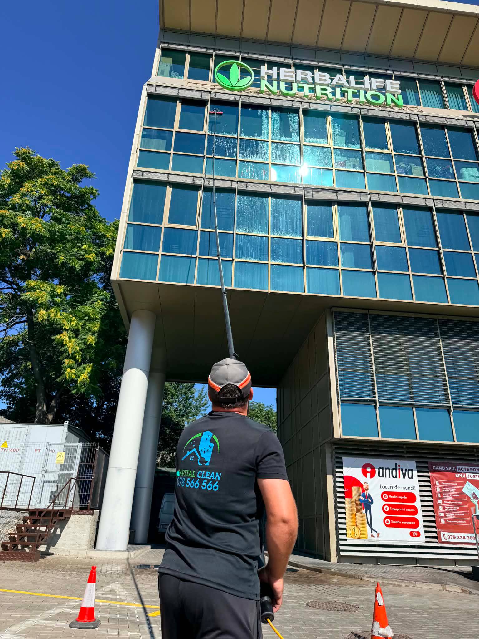 Команда Capital Clean за работой на фасаде в Кишинёве