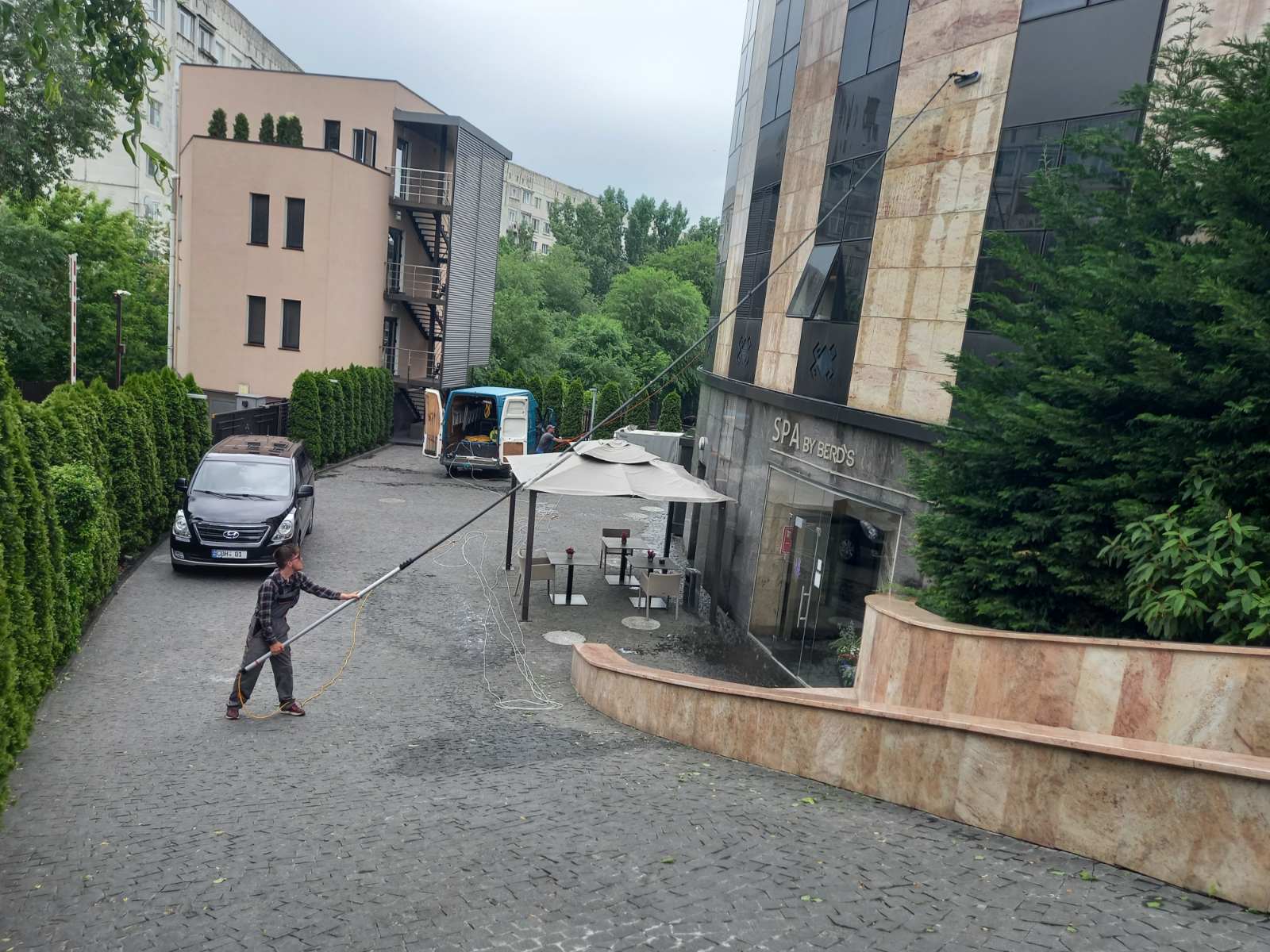 Мойка окон и фасадов — Hotel BERDS, Кишинёв